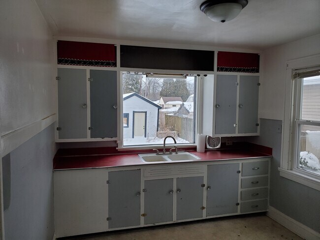 Building Photo - 924 Mead Ave