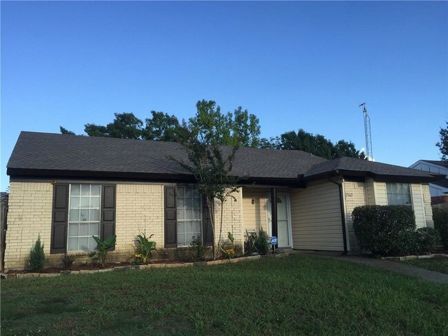 Building Photo - 2102 High Bluff Dr