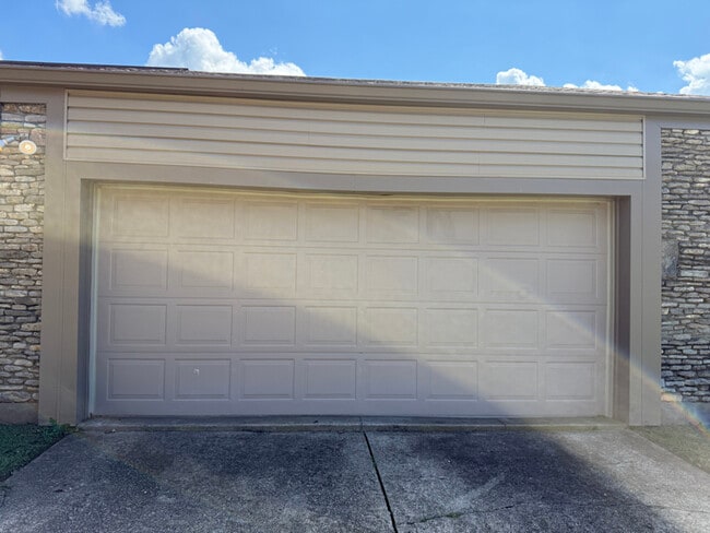 Building Photo - 8920 Thelma Ln