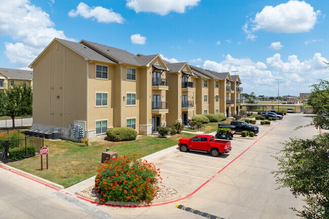Building Photo - Oak Hollow