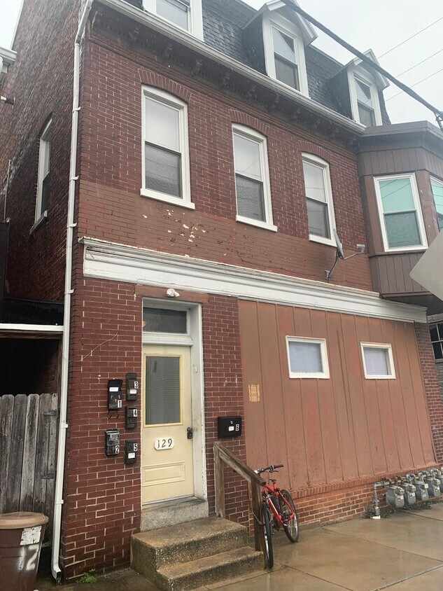 Primary Photo - 1 Bedroom Apt Available Now!