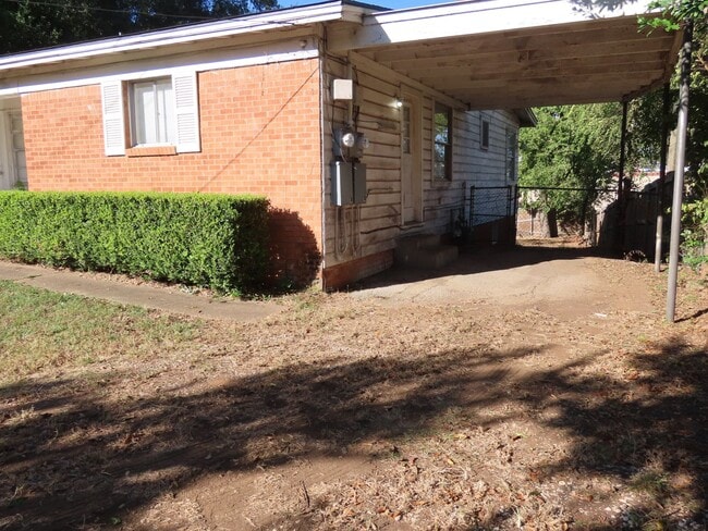 Foto del edificio - Three bedroom, One Bath Duplex Near Hospit...