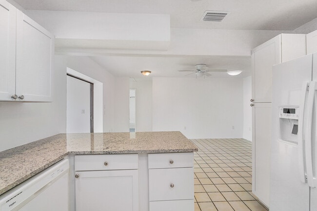 Foto del edificio - 1221 Sleepy Hollow Rd