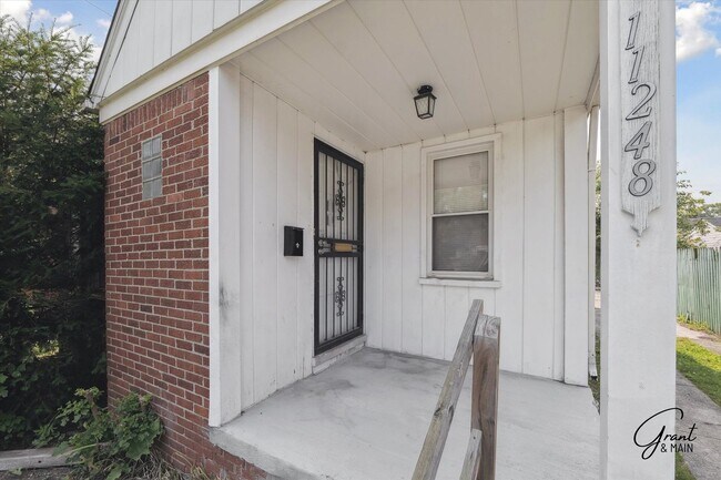 Foto del edificio - $1250 3 bedroom bungalow