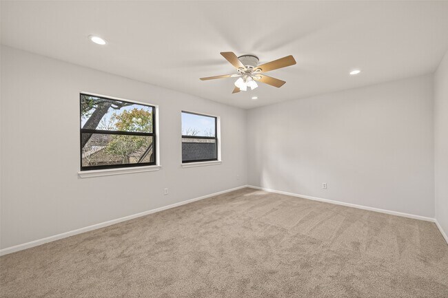 Foto del edificio - 16 Town Oaks Pl