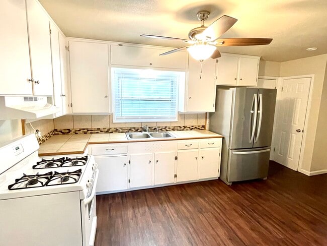 Building Photo - 5905 Hugo Dr