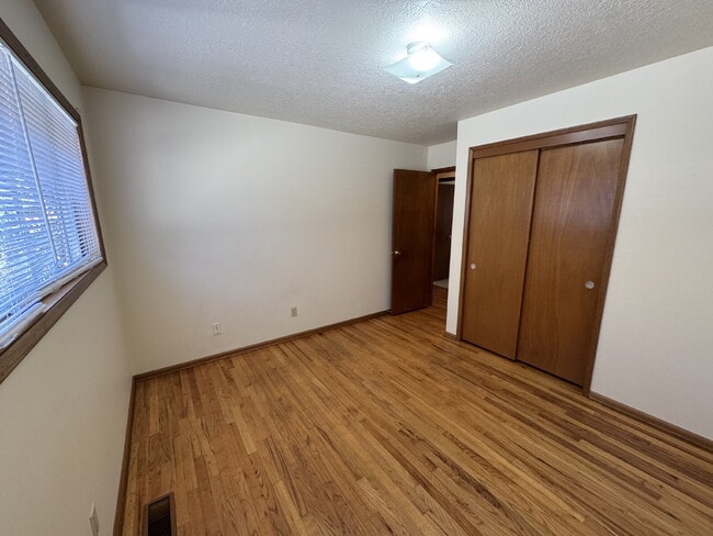 Building Photo - Three Bedroom Home Nestled in the Heart of...