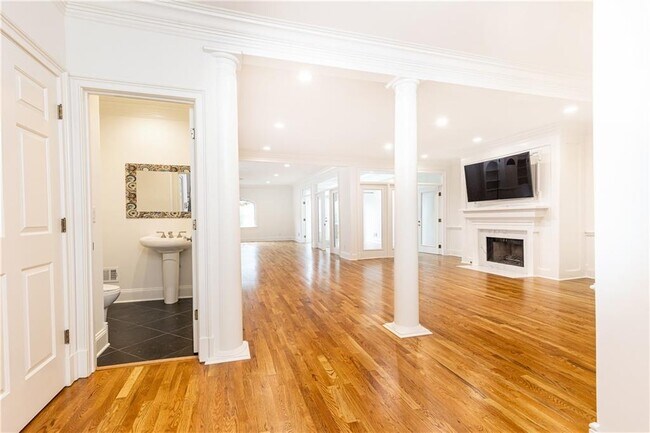 Building Photo - 3685 Peachtree Rd NE