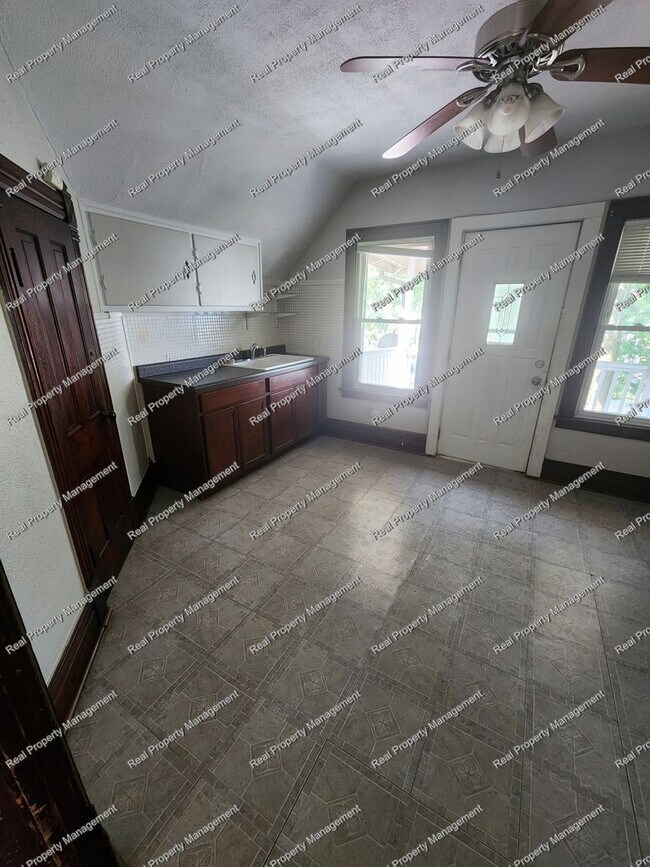 Foto del edificio - One Bedroom Second Floor