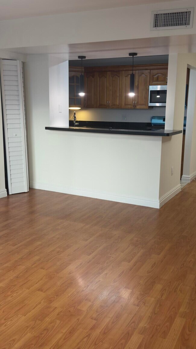 Foto del edificio - 2821 NE 163rd St