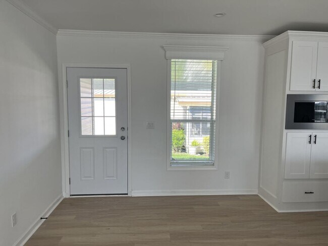 Foto del edificio - 7815 Lakeshore Dr