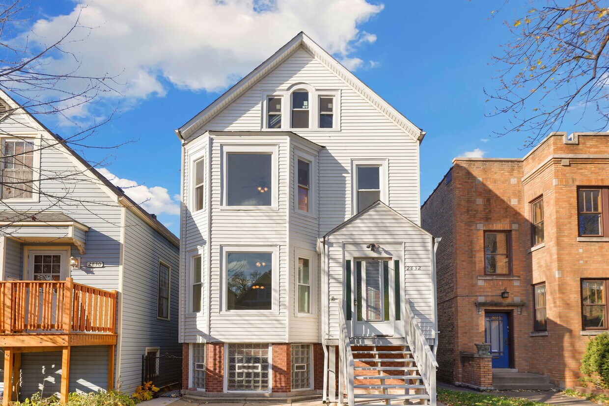 Primary Photo - 2832 N Harding Ave