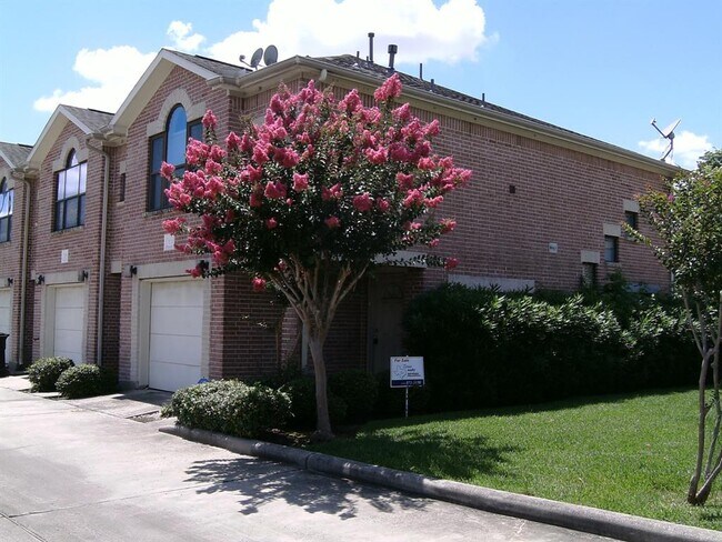 Building Photo - 5941 S Loop E