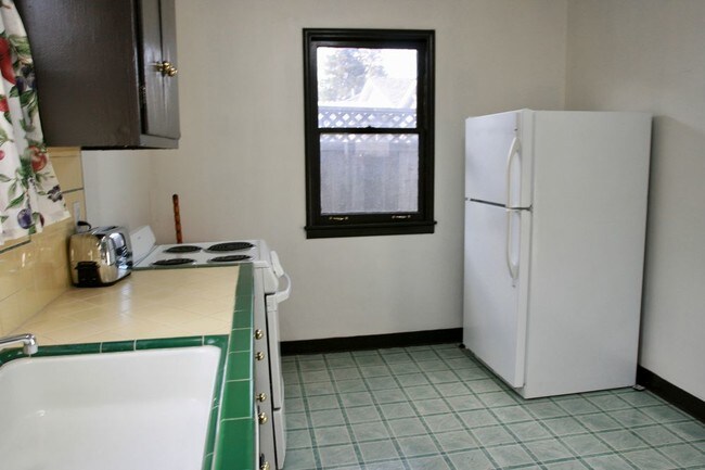 Building Photo - 1221 Prevost St