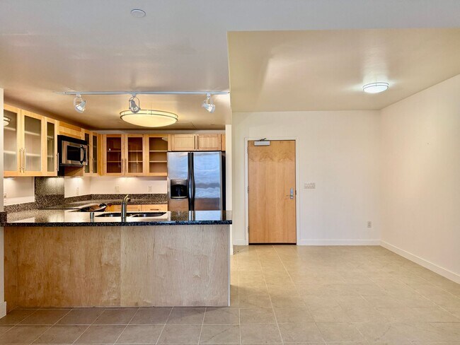 Foto del edificio - Beautifully Maintained 2-Bedroom, 2-Bath Residence in the Heart of Kaka?ako