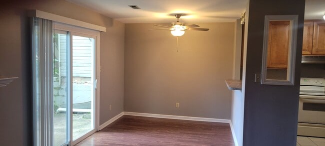 Building Photo - Knoxville 37923 - 2 bedroom 2.5 bath townh...