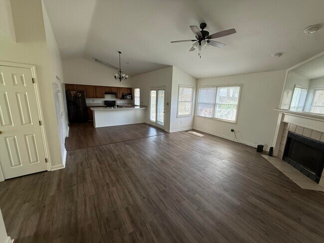 Foto del edificio - 390 Retrac Rd