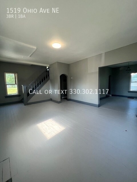 Building Photo - Spacious 3 bedroom home with garage for re...