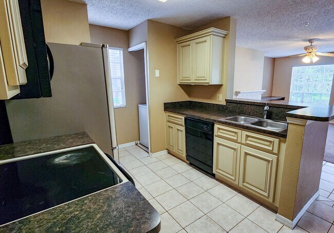 Building Photo - Beautiful 3 bdrm 2 bath botom floor condo available now!