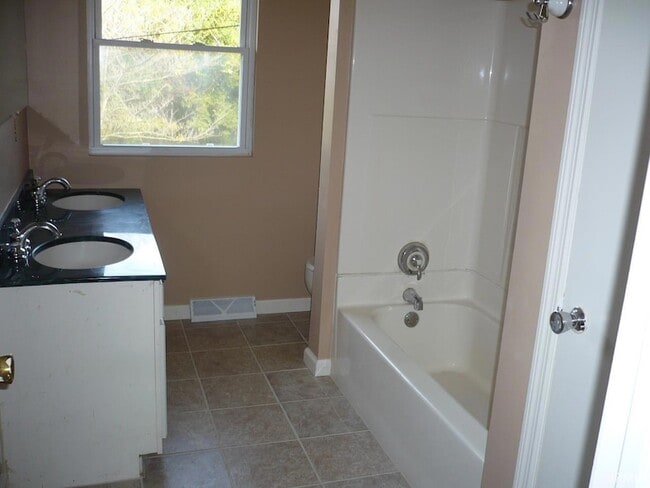 Building Photo - 2510 N Fritz Dr