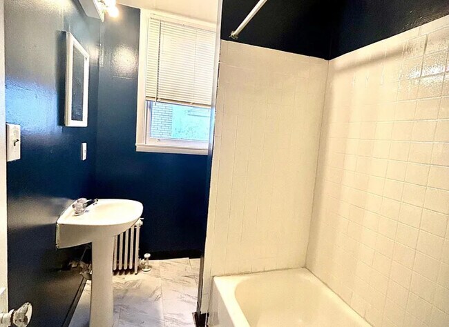 Foto del edificio - 4216 W 8th St