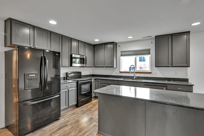 Building Photo - 4 BED & 2.5 SINGLE FAMILY HOUSE FOR RENT