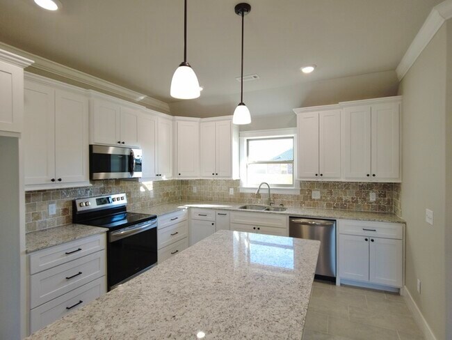 Building Photo - Single-Family Home- Desirable Mayberry Plan