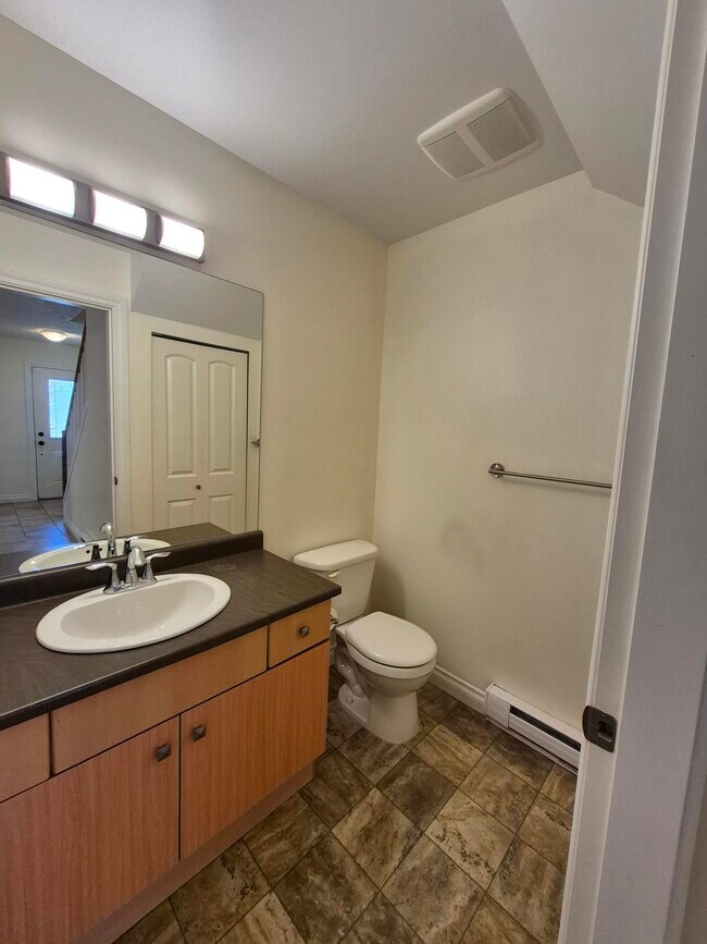 Photo du bâtiment - 1919 Maple Avenue South