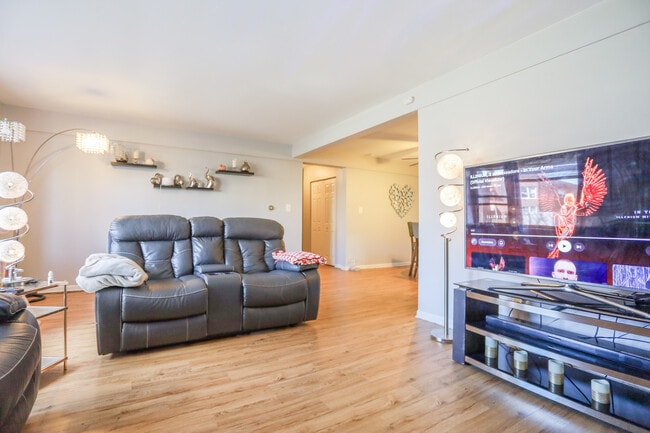 Foto del edificio - 9020 Lamon Ave