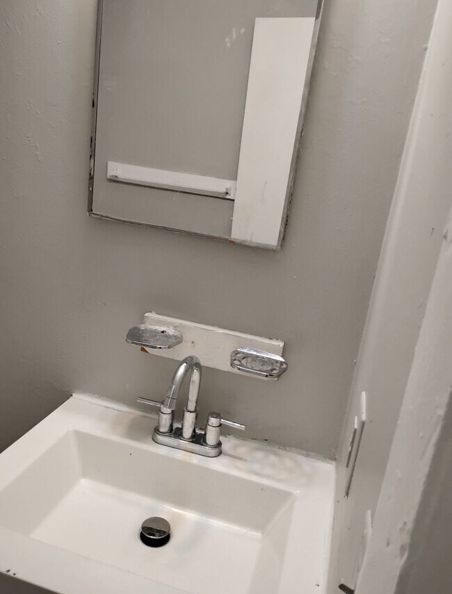 Building Photo - Beautifully Renovated 2BR/1BA Unit Now Leasing