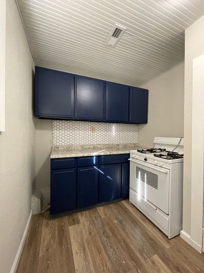 Building Photo - 818 N Corona St