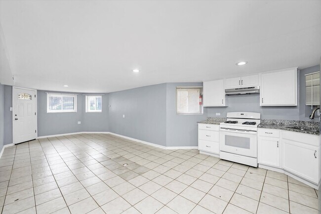 Building Photo - 3353 W Evergreen Ave