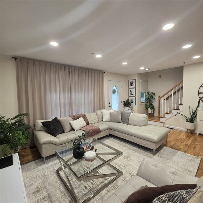 Foto del edificio - 955 Pleasant St