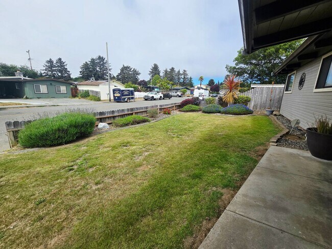Building Photo - Single Family Home in Mckinleyville!