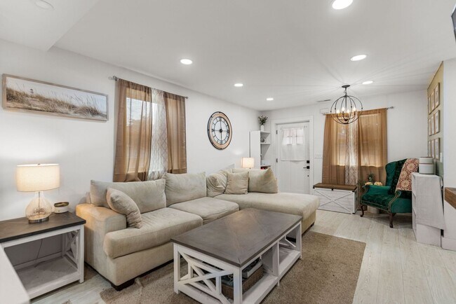 Foto del edificio - Single Family Home, 2 bed/1 bath $1,350 One-Story