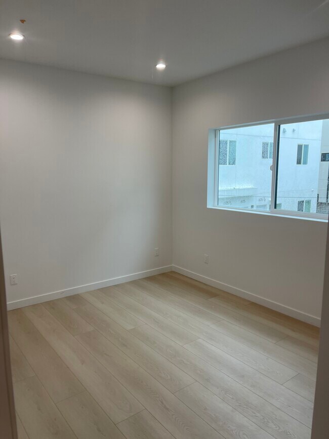 Foto del edificio - 613 1/2 W 41st St