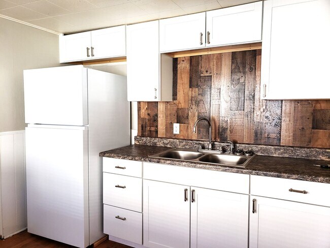 Foto del edificio - 1 or 2 bed/1 bath house for rent in Newton