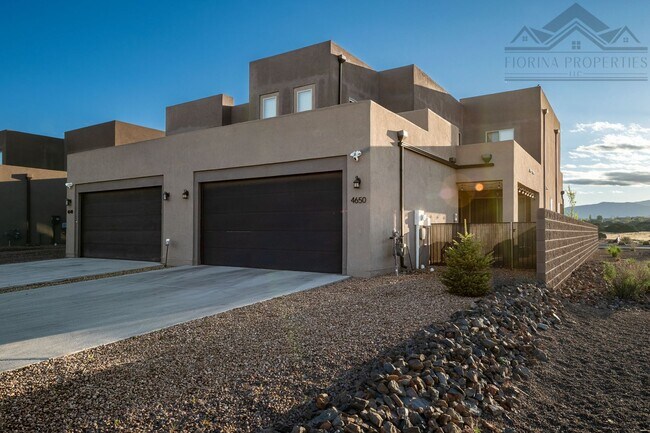 Foto del edificio - 1 MO. FREE RENT! Gorgeous Corner-Lot Townhouse with Mountain Views