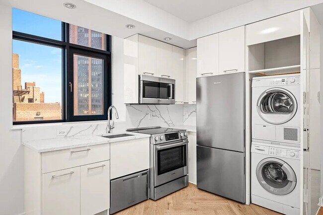 Building Photo - 101 E 34th St
