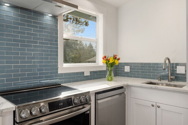 Kitchen remodeled in 2022 with all new appliances! - 1574 NE Park View Dr