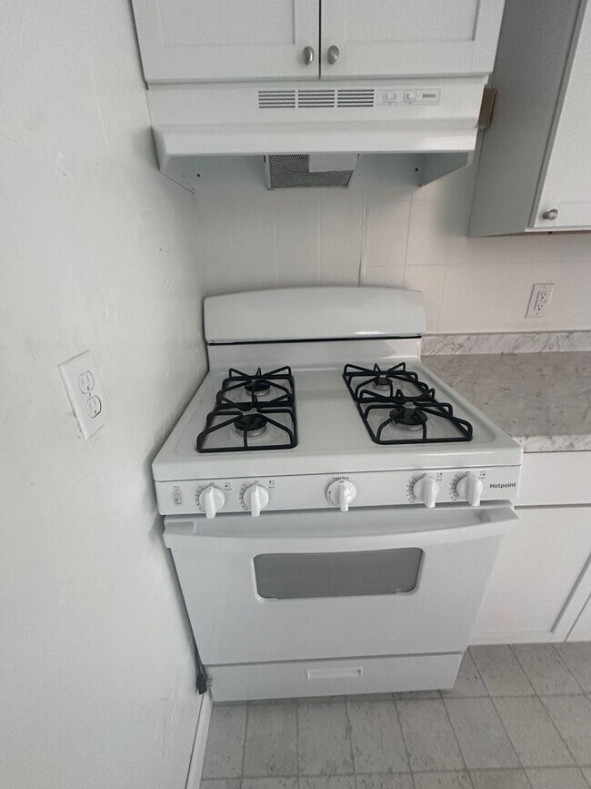 Building Photo - Spacious 5 Bedroom with Off Street Parking