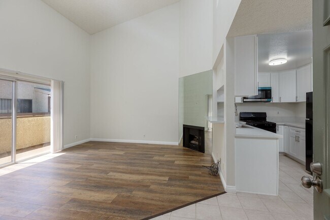 Building Photo - Spacious 2-Bedroom, 2.5-Bath Condo in Cano...