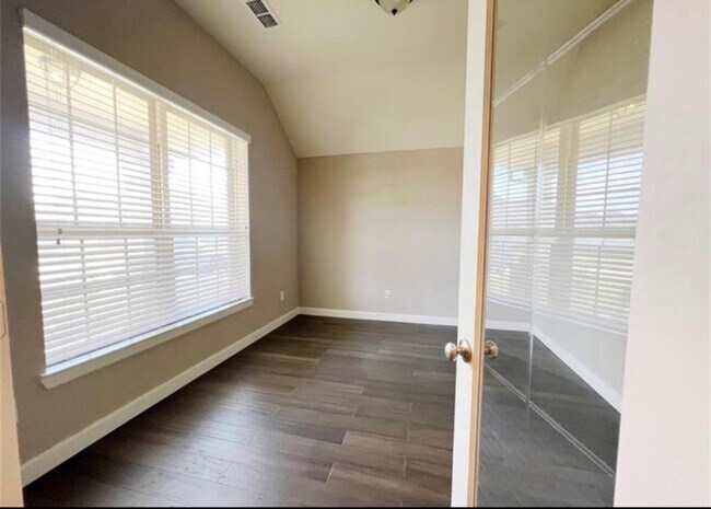 Foto del edificio - 8727 Seguin Cove Ln