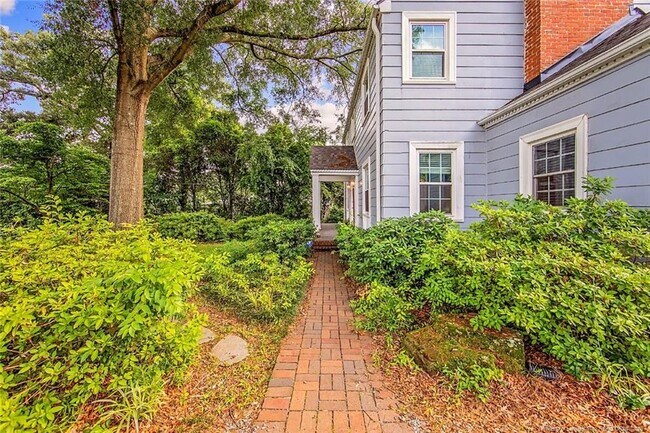 Foto del edificio - 220 Bradford Ave