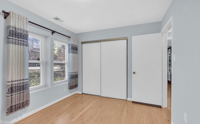 Foto del edificio - 7702 Lafayette Forest Dr