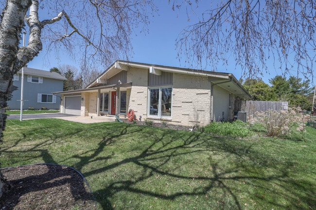 Building Photo - 622 Hialeah Dr
