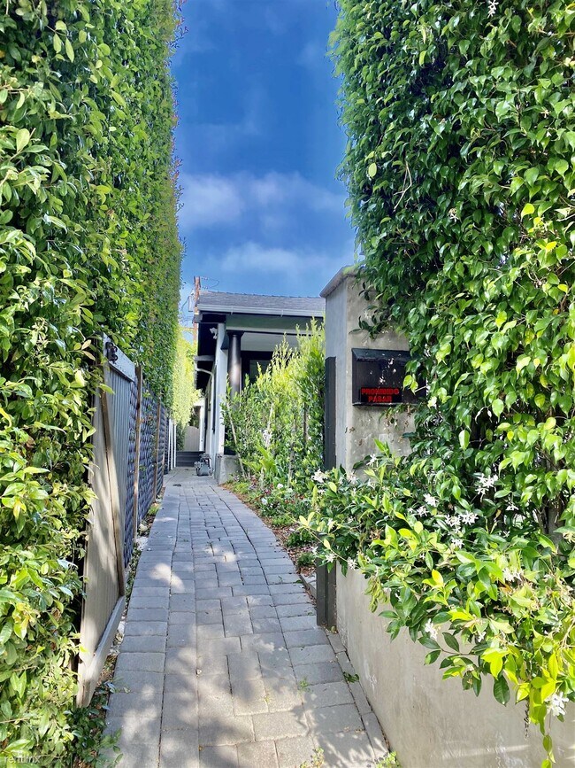 Building Photo - Studio, 1 bath Triplex - 919 North Stanley...