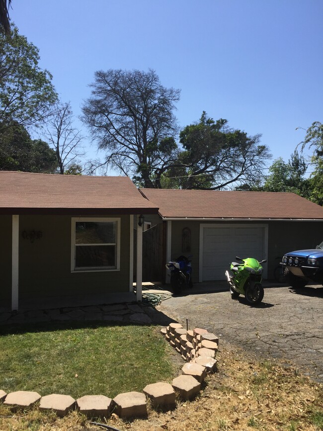 Detached Garage (not for tenant use) - 2935 Johnson Ave