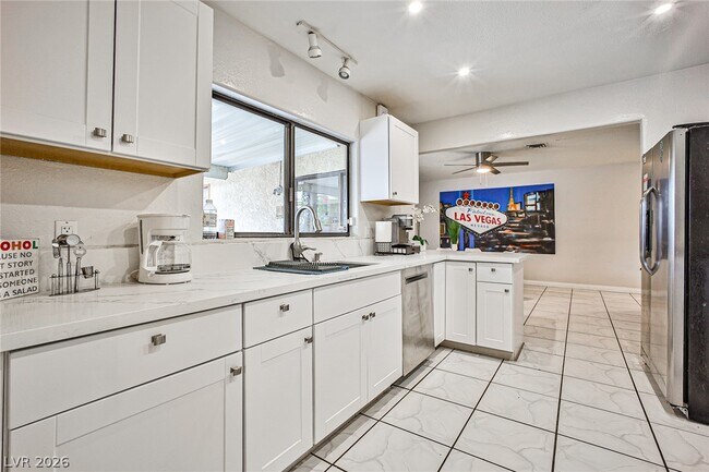 Building Photo - 1505 Hialeah Dr
