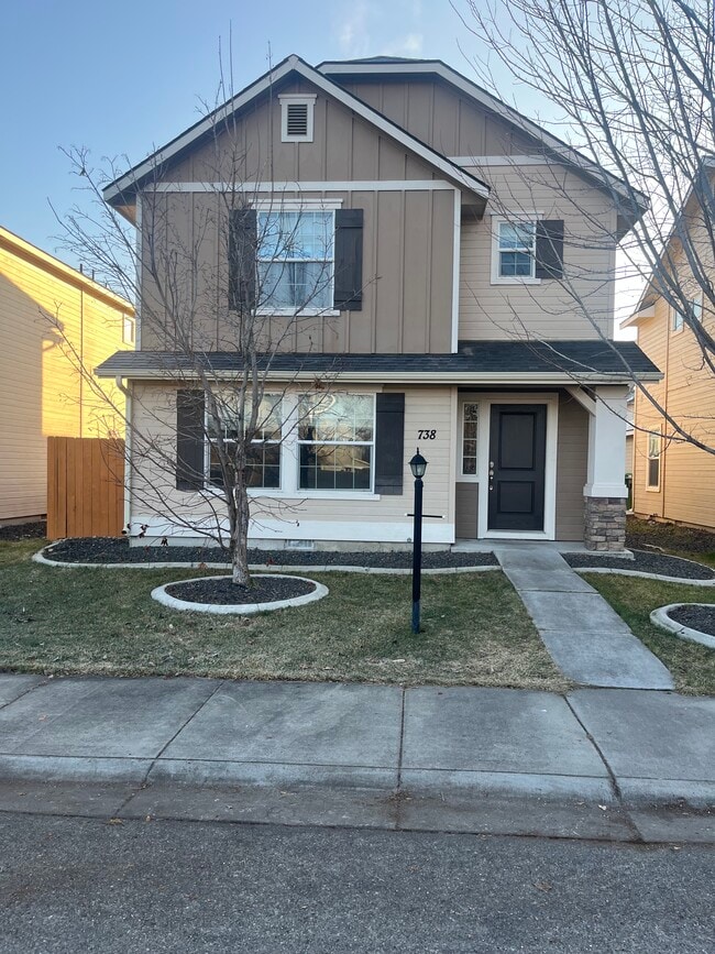 Building Photo - 738 N Carisbrooke Ave